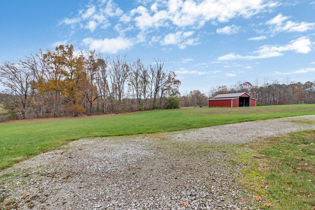 view of yard with an outbuilding