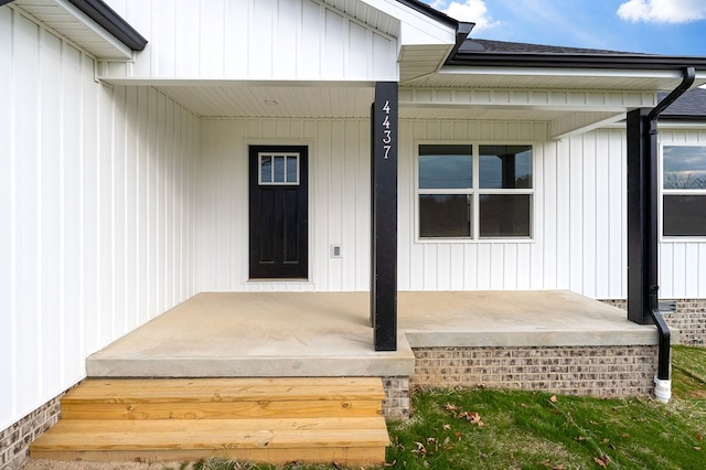 entrance to property featuring a porch