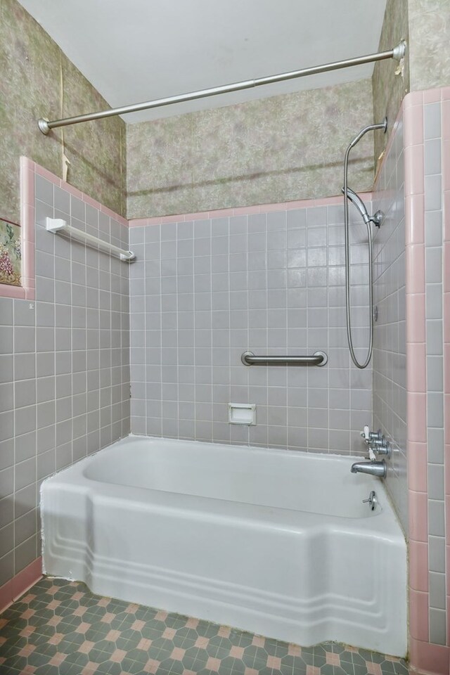 full bath with shower / bathtub combination