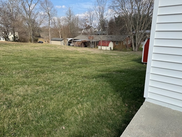 view of yard featuring an outbuilding