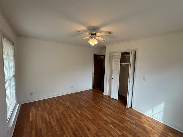 unfurnished bedroom featuring a closet, ceiling fan, baseboards, and dark wood-style flooring