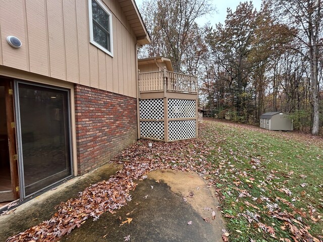 view of yard with an outdoor structure and a storage shed