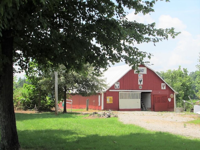 view of barn featuring a yard