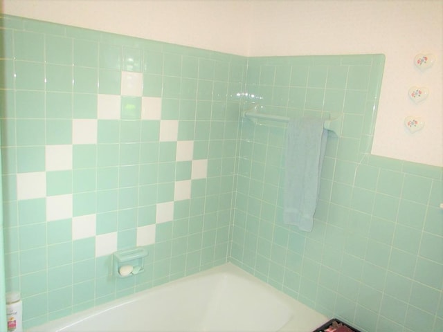 bathroom with shower / bathtub combination