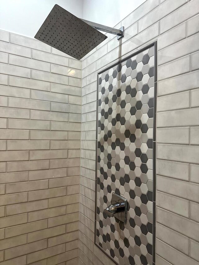 bathroom featuring tiled shower