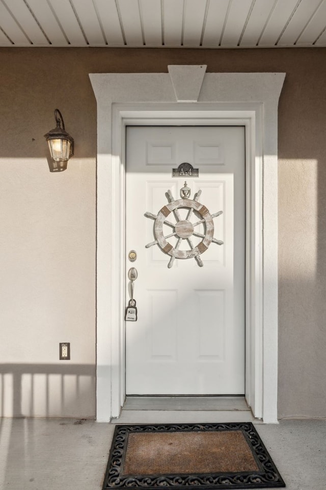 view of exterior entry featuring stucco siding