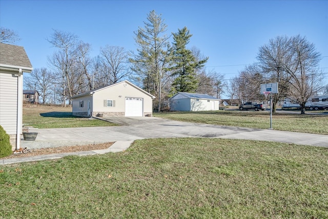 view of yard featuring driveway and an outdoor structure