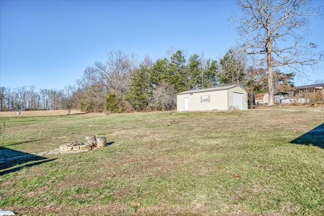 view of yard featuring a detached garage