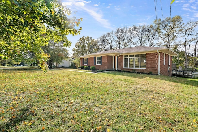 view of front of property featuring a front yard and brick siding