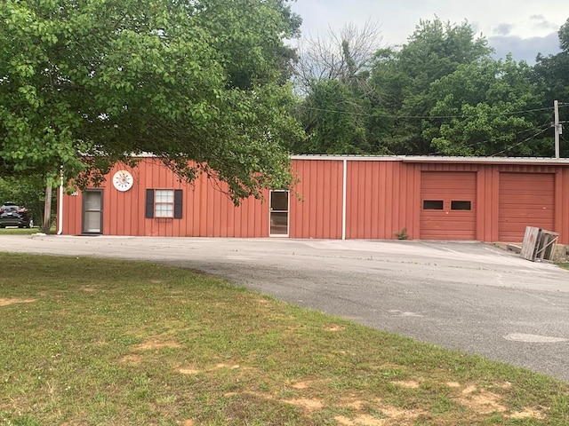 view of detached garage