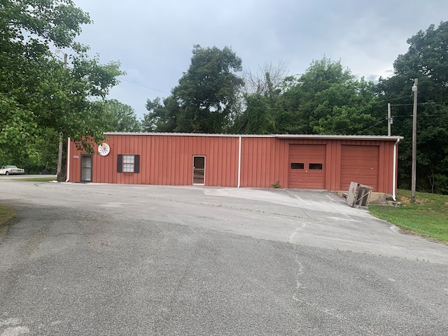 view of detached garage