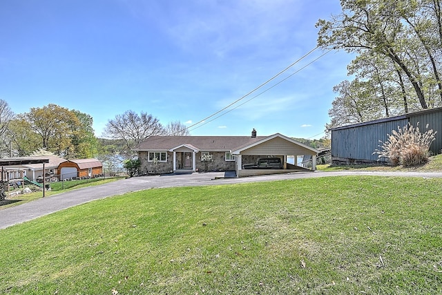 view of front of property featuring aphalt driveway and a front yard