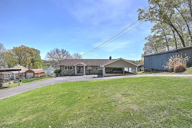 view of front facade featuring aphalt driveway and a front lawn