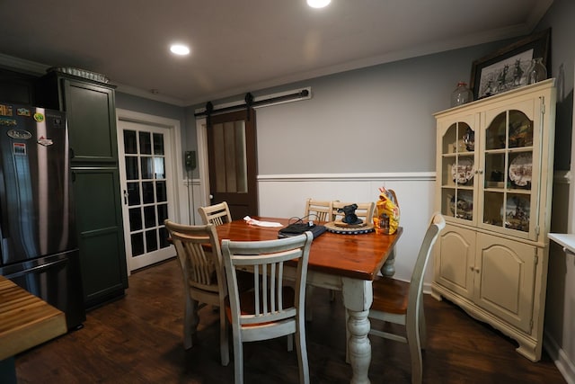 dining space with dark wood-style floors, a barn door, crown molding, and recessed lighting