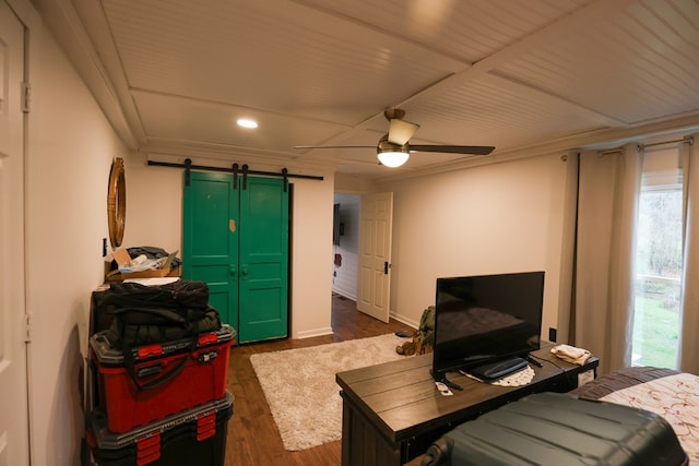 living room with ceiling fan, a barn door, and dark wood-type flooring