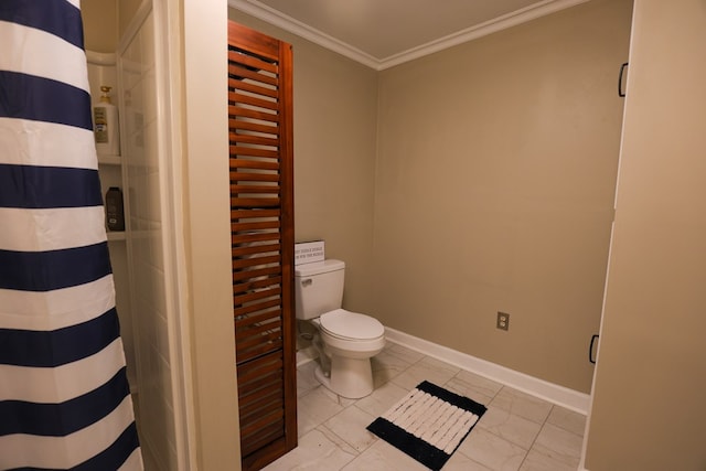 full bath with toilet, a shower with shower curtain, crown molding, and baseboards