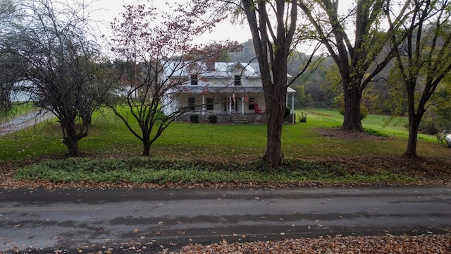 view of front of property with a front lawn