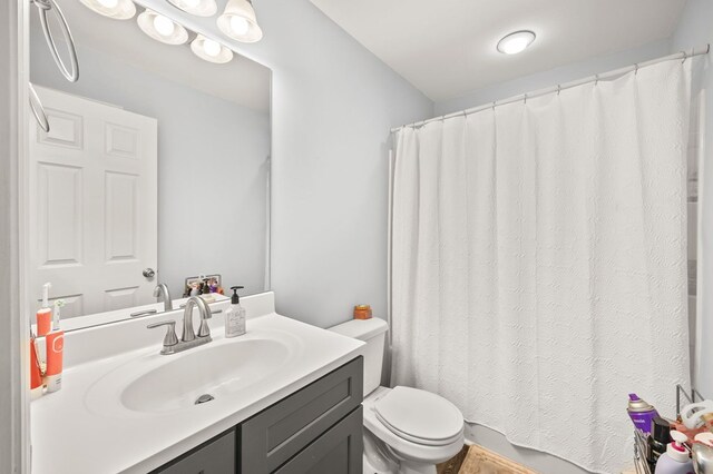 full bath featuring vanity, toilet, and a shower with curtain