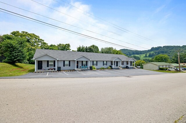 ranch-style house with uncovered parking