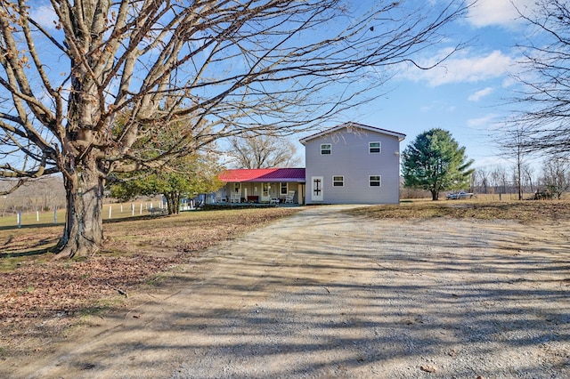 view of front facade featuring driveway