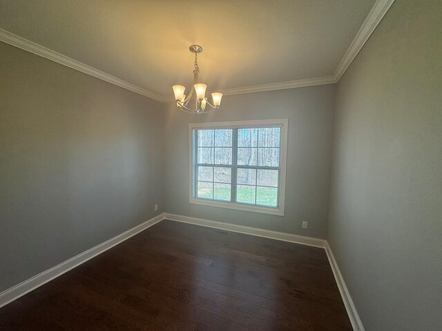 unfurnished room featuring crown molding, a notable chandelier, dark wood-style floors, and baseboards