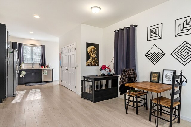 dining space featuring light wood-type flooring, baseboards, and recessed lighting