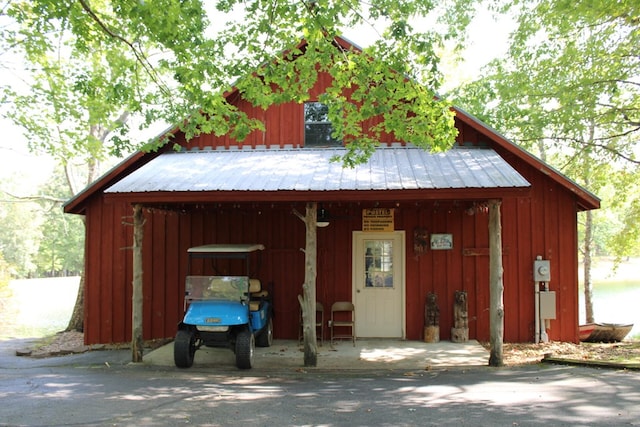 view of outbuilding with an outbuilding