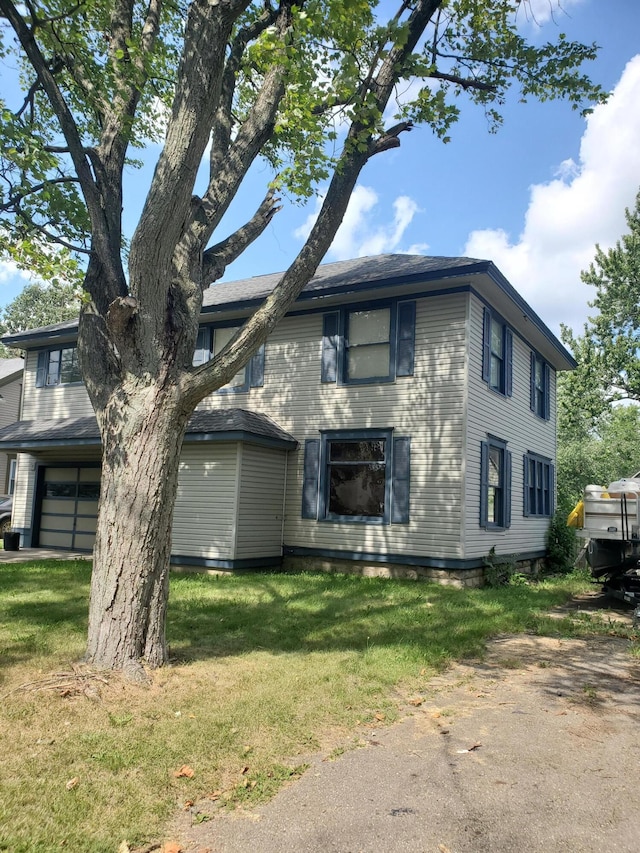 view of front of home featuring a front yard