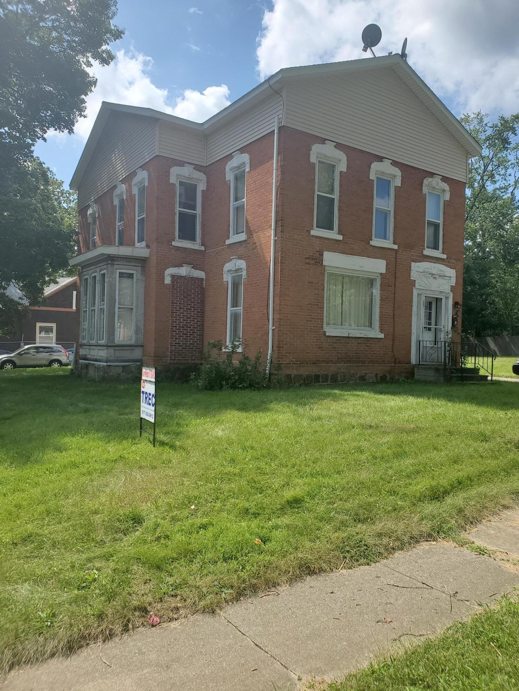 view of front of property featuring a front yard