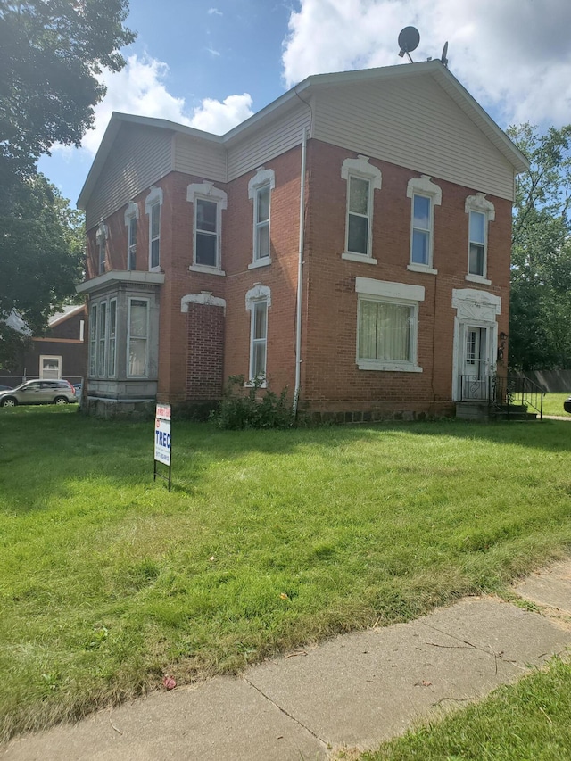 view of front of property featuring a front yard