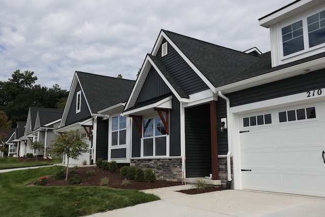 view of front facade featuring a garage and a front yard