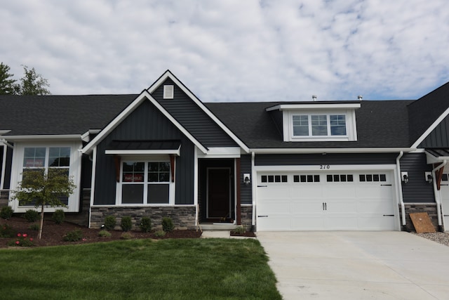 craftsman house with a front lawn