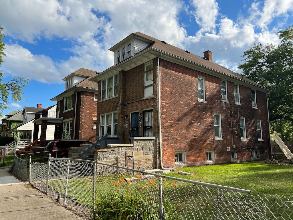 view of side of property featuring a lawn