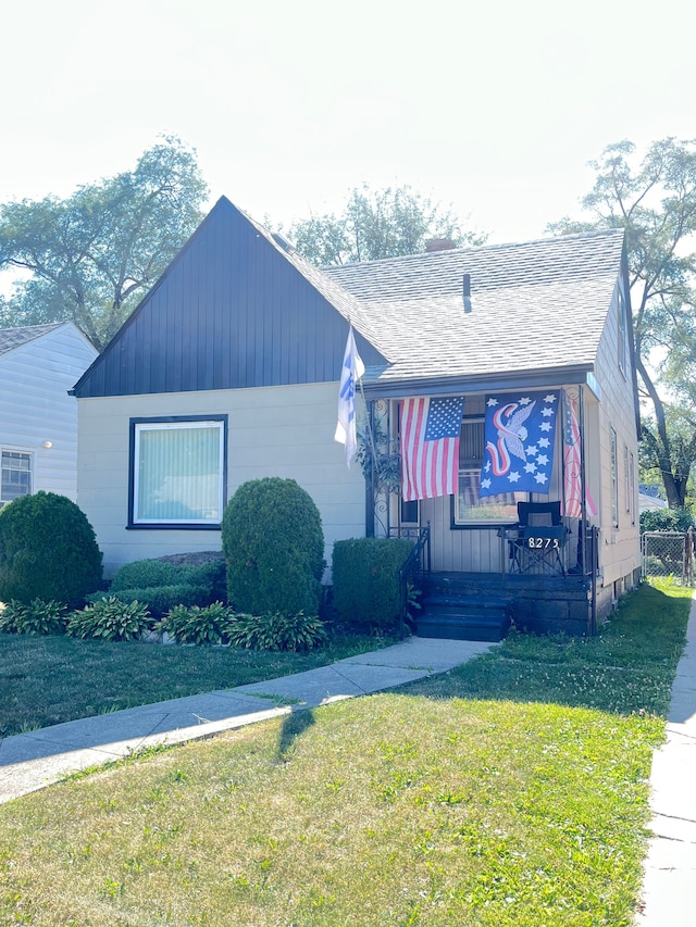 view of front facade featuring a front yard