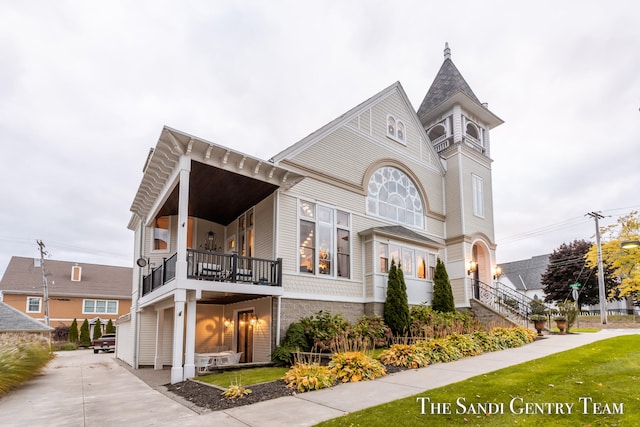 view of front of house with a balcony