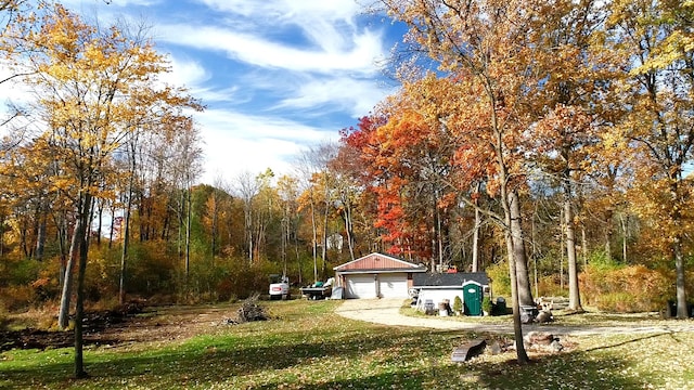 view of yard featuring an outbuilding and a garage