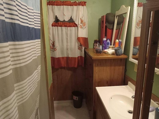 bathroom featuring a shower with shower curtain and vanity