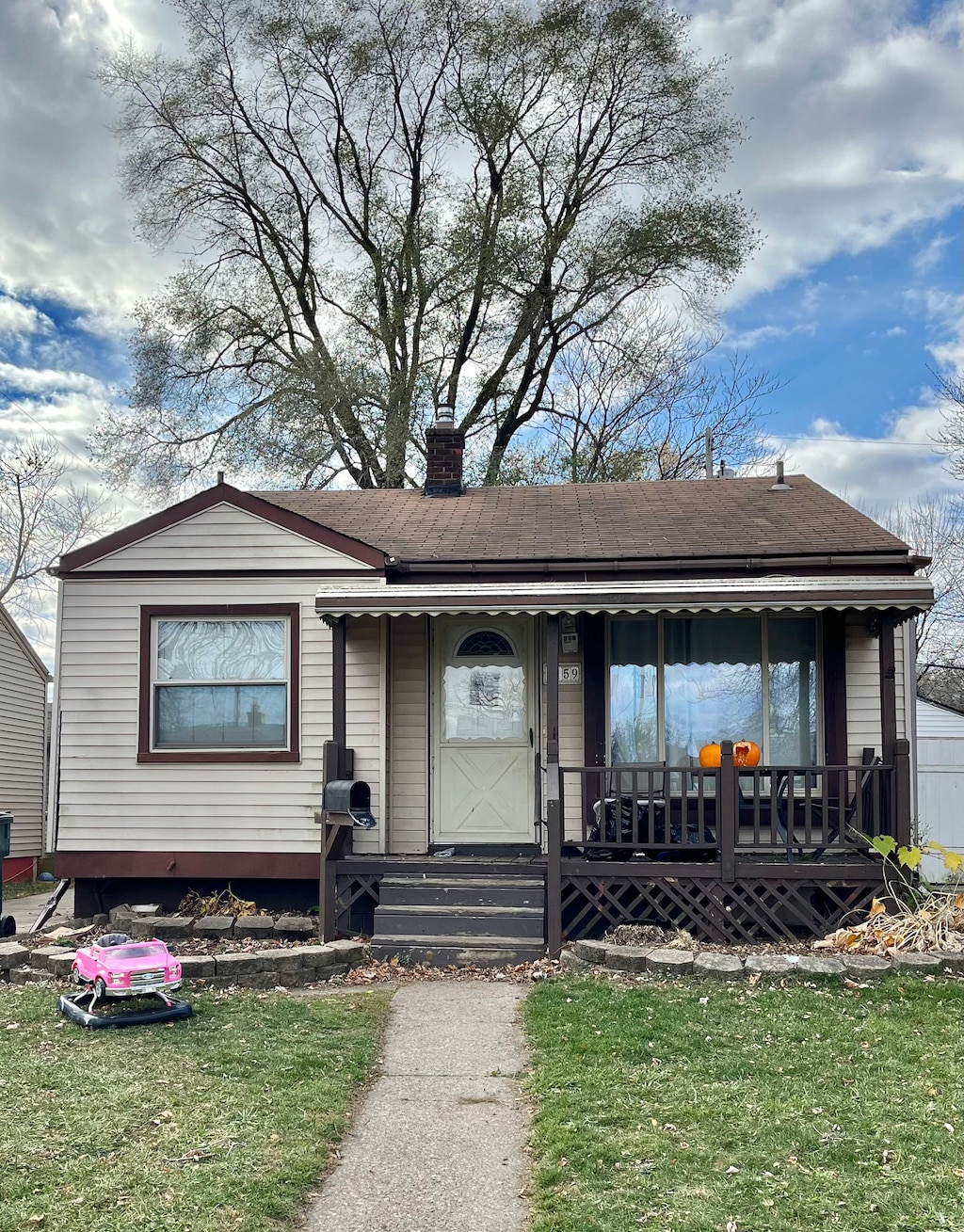 view of front of property featuring a porch and a front yard