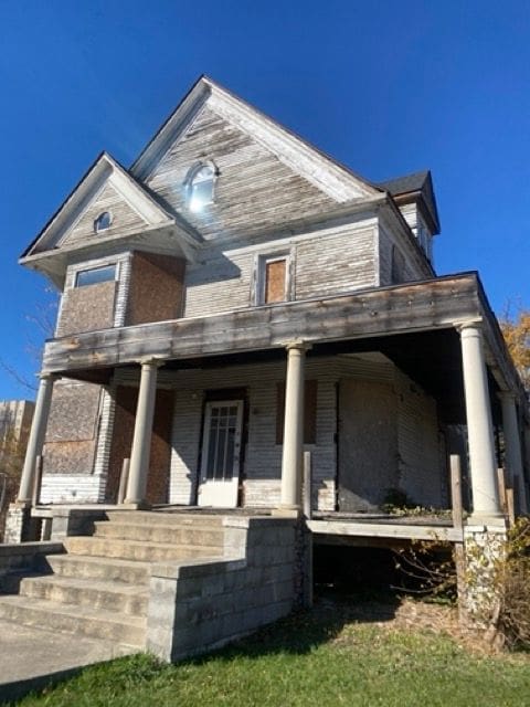 100 Pingree St, Detroit, MI 48202 - view of front facade with a porch