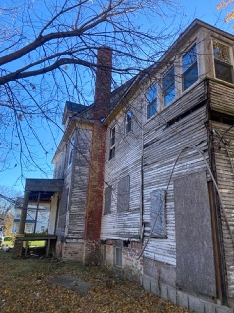 100 Pingree St, Detroit, MI 48202 - view of side of home with a chimney
