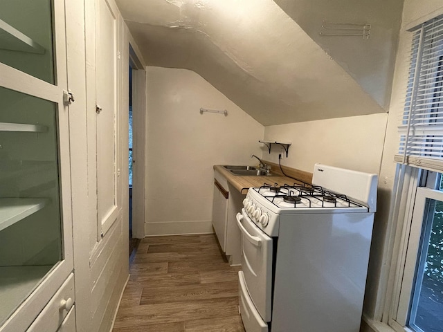 415 S Franklin, Mount Pleasant, MI 48858 - kitchen featuring white gas range oven, a sink, vaulted ceiling, and wood finished floors
