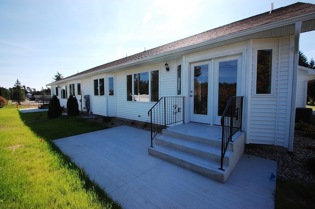 view of front of property featuring a front yard and a patio