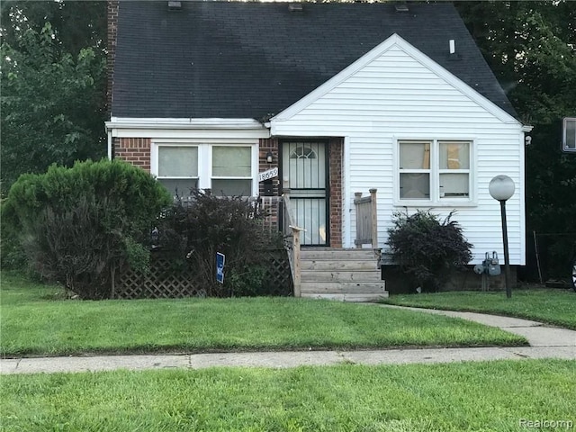 new england style home featuring a front lawn