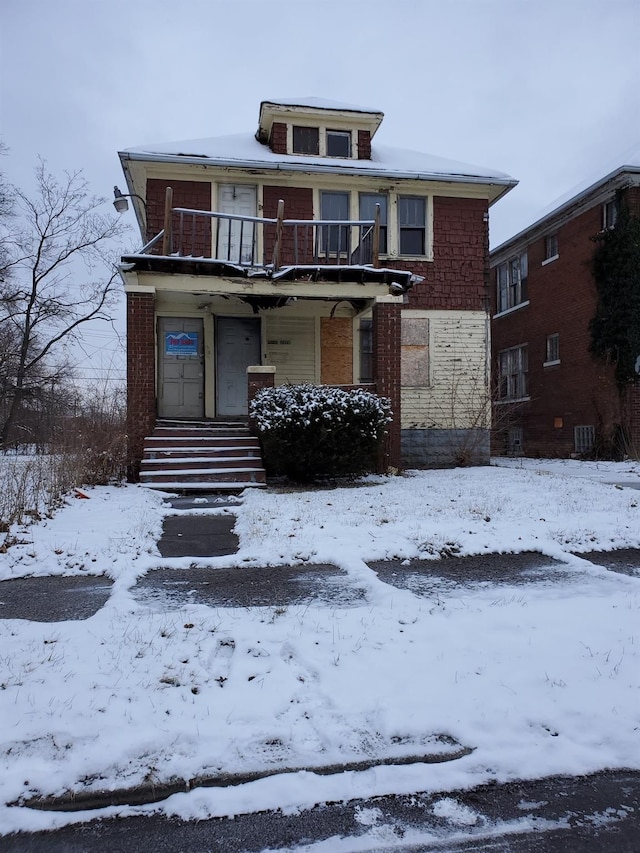 view of front of property with a balcony