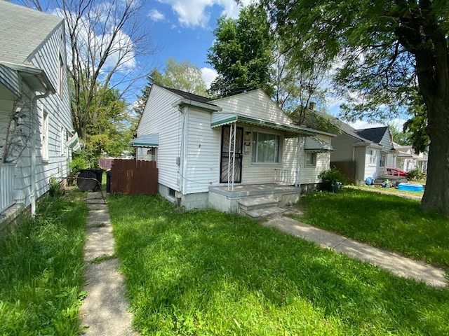 bungalow-style house with a front lawn