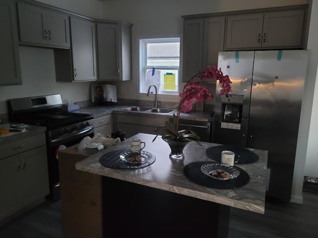 3075 Waukegan St, Auburn Hills, MI 48326 - kitchen with appliances with stainless steel finishes, a sink, gray cabinets, dark wood-style flooring, and a kitchen island