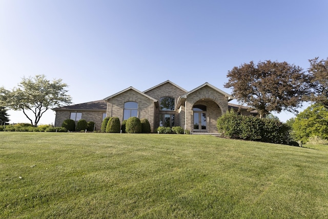 view of front facade with a front yard