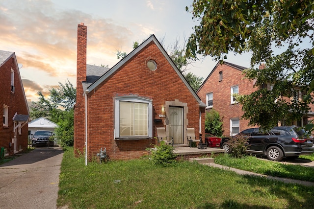 view of front facade featuring a lawn