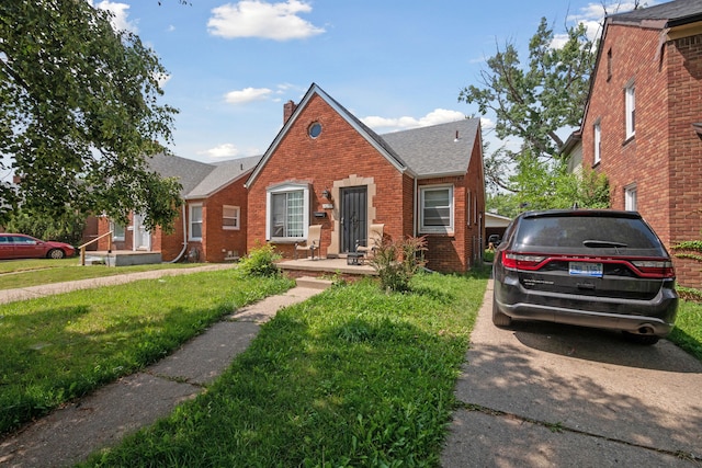 view of front facade featuring a front yard