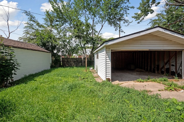 view of yard with an outdoor structure